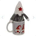 Tasse de Noël avec Gnome en Peluche, Décoration de Fêtes, Céramique Blanche avec Motifs Rouges et Gris, Set Cadeau avec Figurine de Lutin