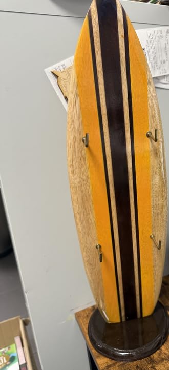 Support Mural de Planche de Surf en Bois, Jaune et Marron, Design Décoratif pour Rangement de Surf