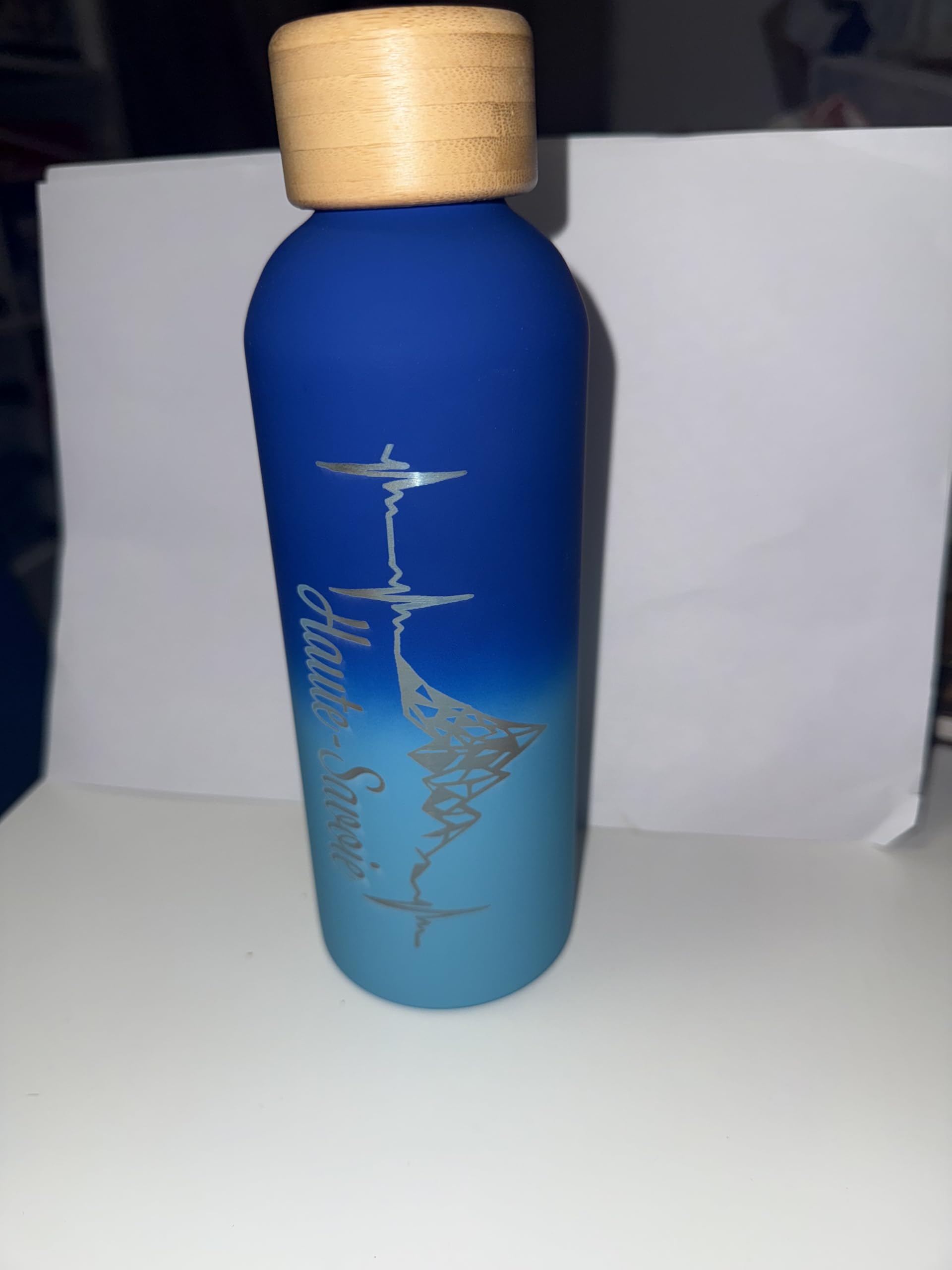 Gourde Isotherme Haute-Savoie avec Motif Montagne et Heartbeat, Gradient Rose-Violet et Bleu, Bouchon Bambou, 500ml