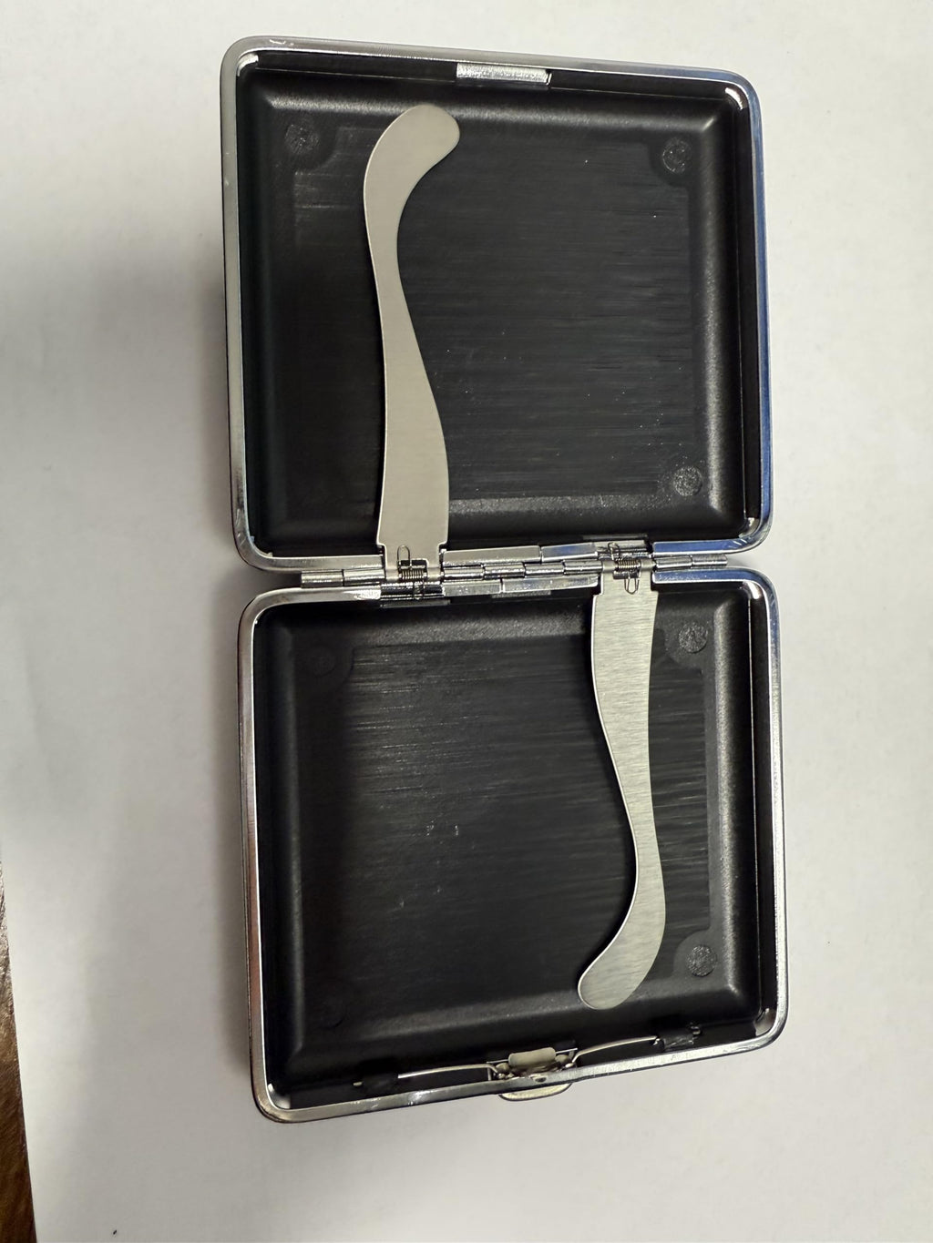 Étui à Cigarettes Métallique avec Texture Lignée, Boîtier de Rangement Compact avec Fermoir à Bouton-Poussoir