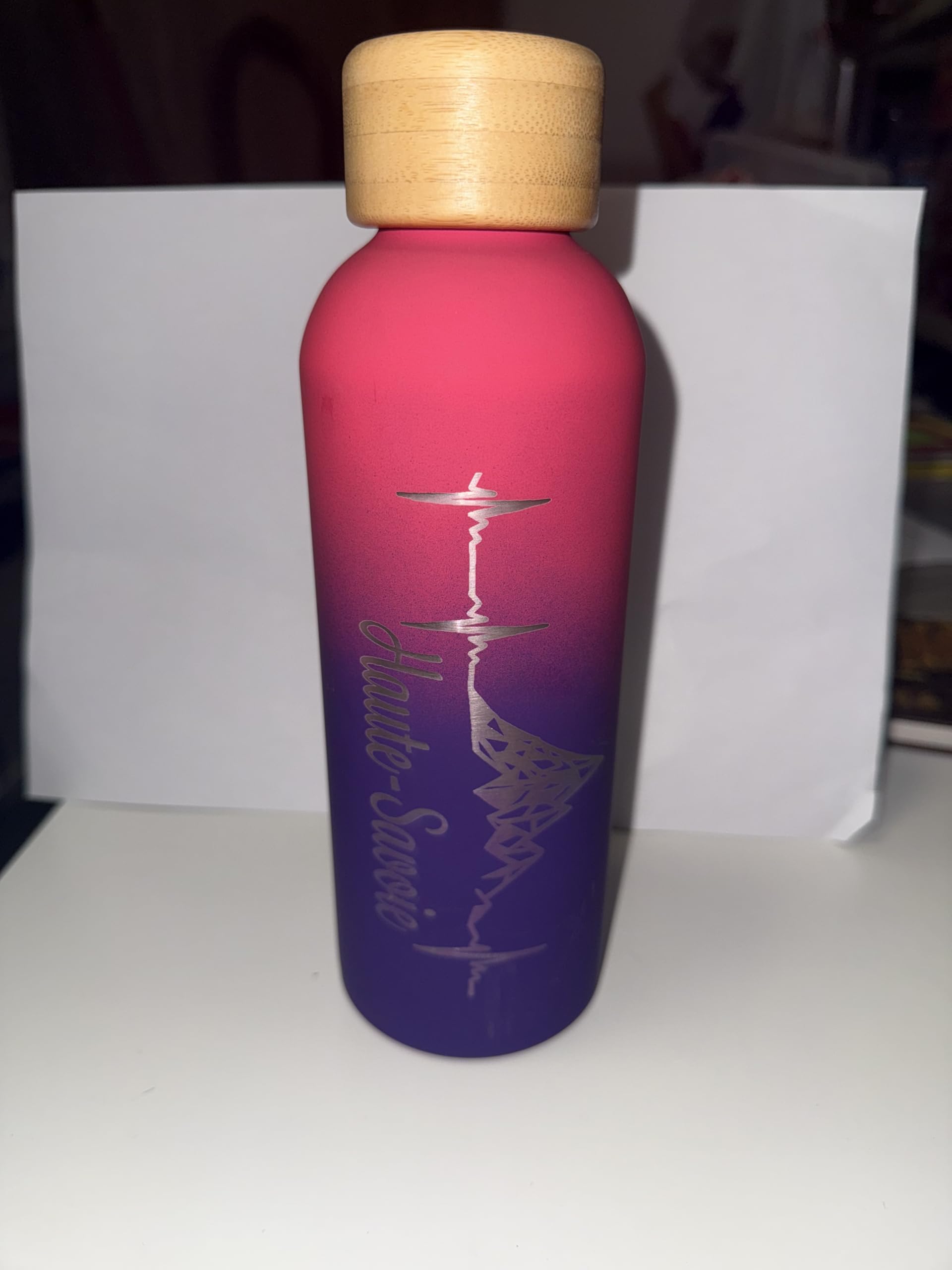 Gourde Isotherme Haute-Savoie avec Motif Montagne et Heartbeat, Gradient Rose-Violet et Bleu, Bouchon Bambou, 500ml