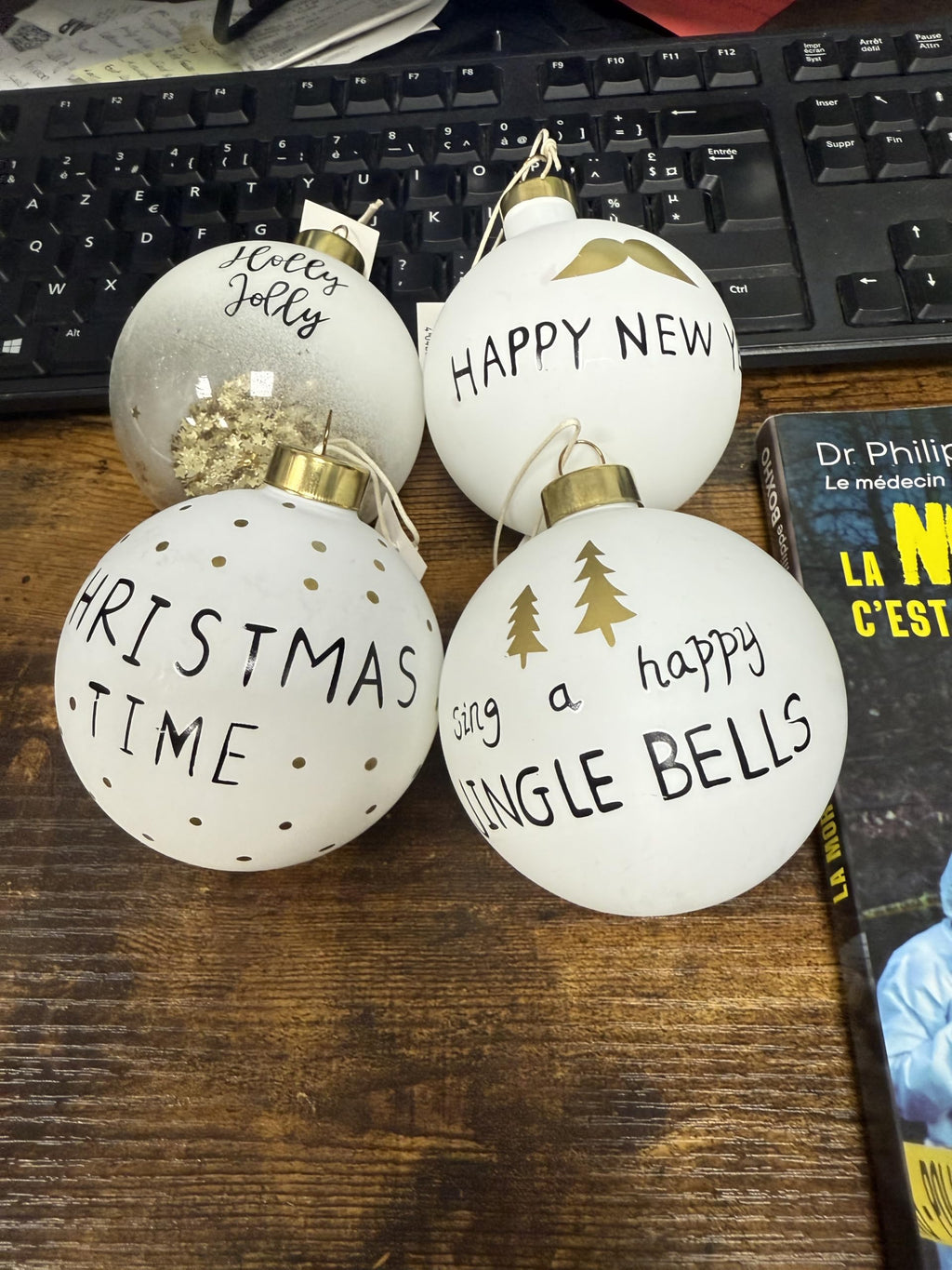 Boules de Noël en Verre Blanc avec Inscriptions , Décorations d'Arbre de Noël Festives, Style Joyeux Noël, Ornements Suspendus avec Points Dorés