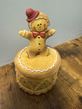 Boîte Décorative en Pain d'Épices, Design Bonhomme Traditionnel, Jaune et Rouge, Style Noël, Décoration Festive pour la Maison