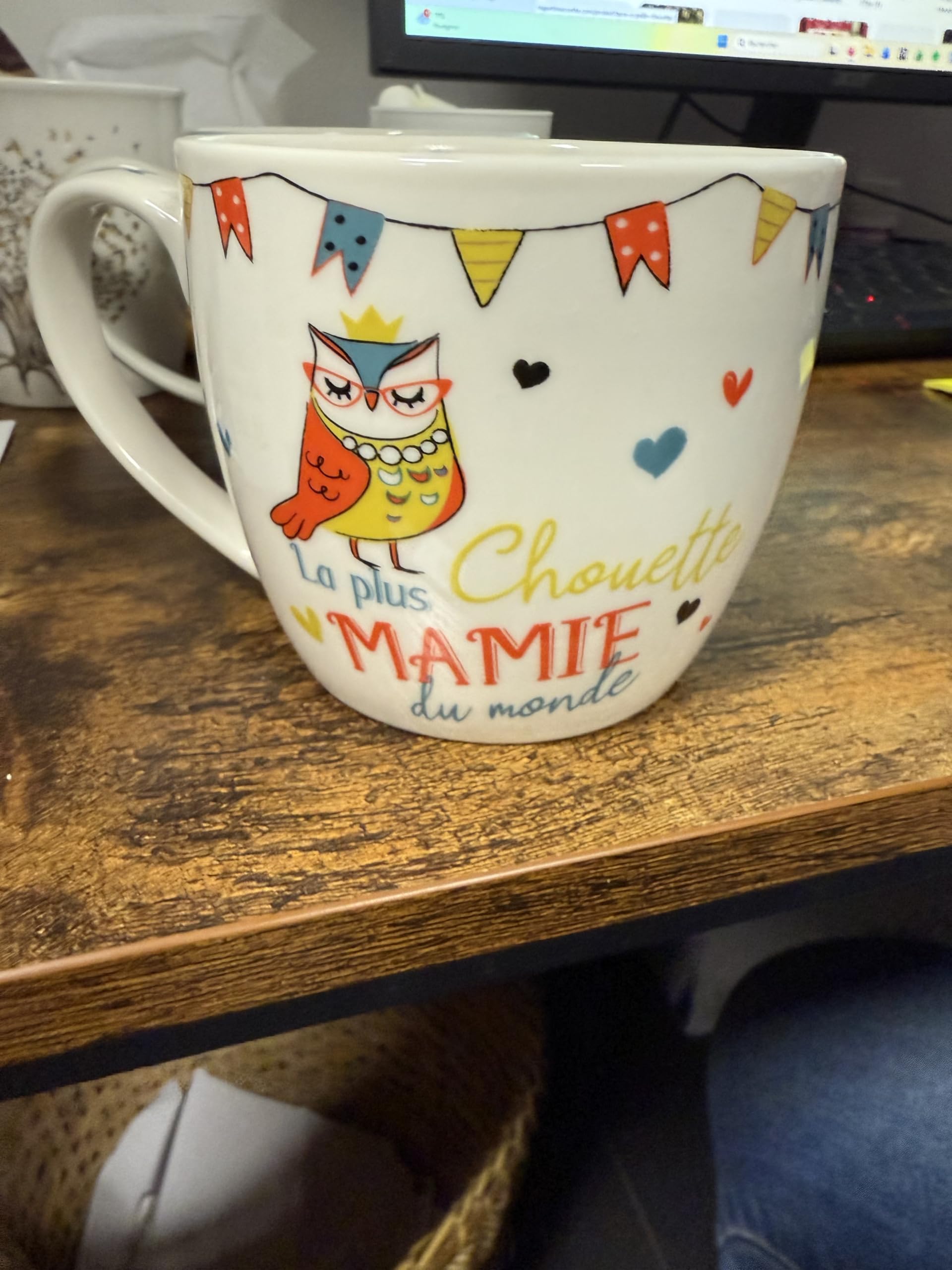 Tasse en Céramique Décorative avec Motifs Festifs, Design Coloré avec Cœurs et Triangles, Blanc