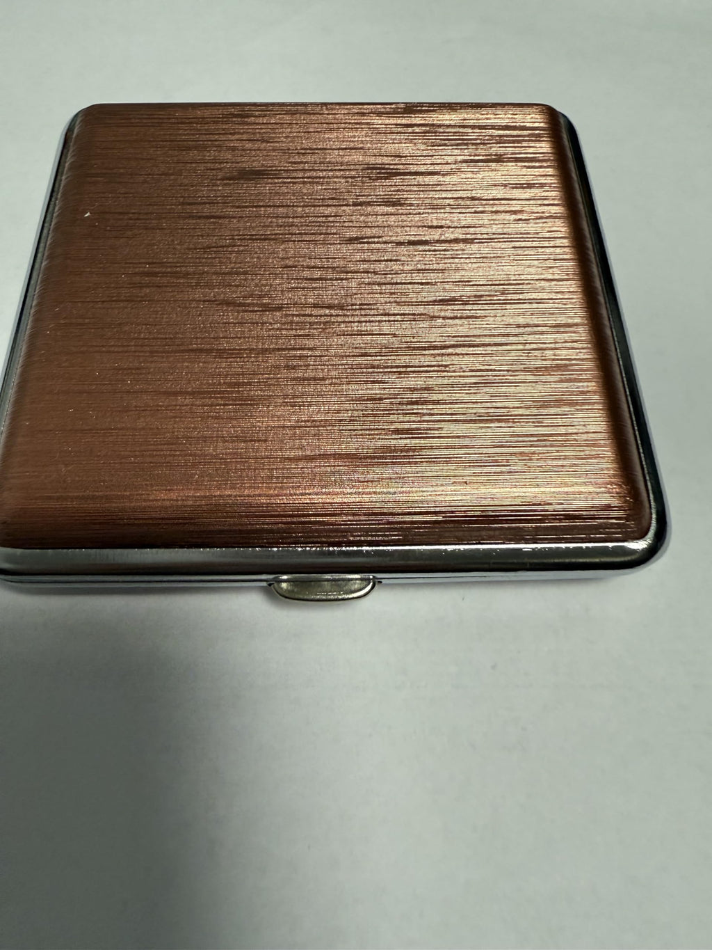 Étui à Cigarettes Métallique avec Texture Lignée, Boîtier de Rangement Compact avec Fermoir à Bouton-Poussoir