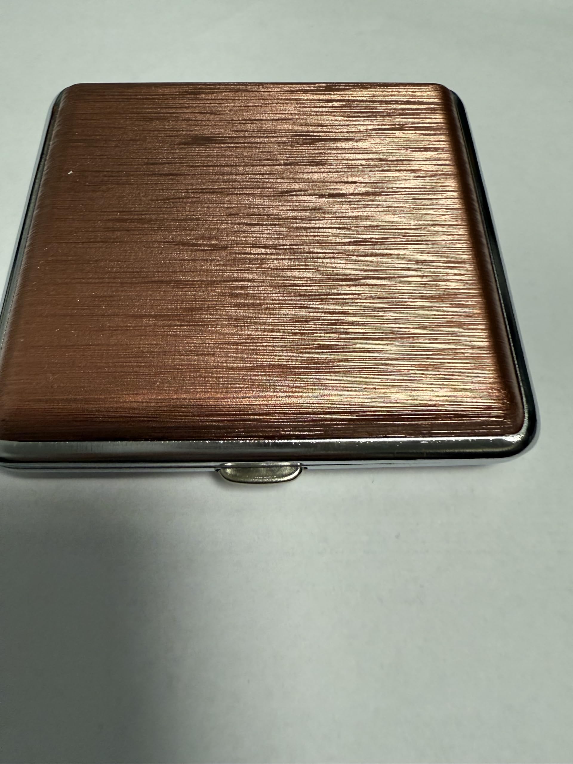 Étui à Cigarettes Métallique avec Texture Lignée, Boîtier de Rangement Compact avec Fermoir à Bouton-Poussoir