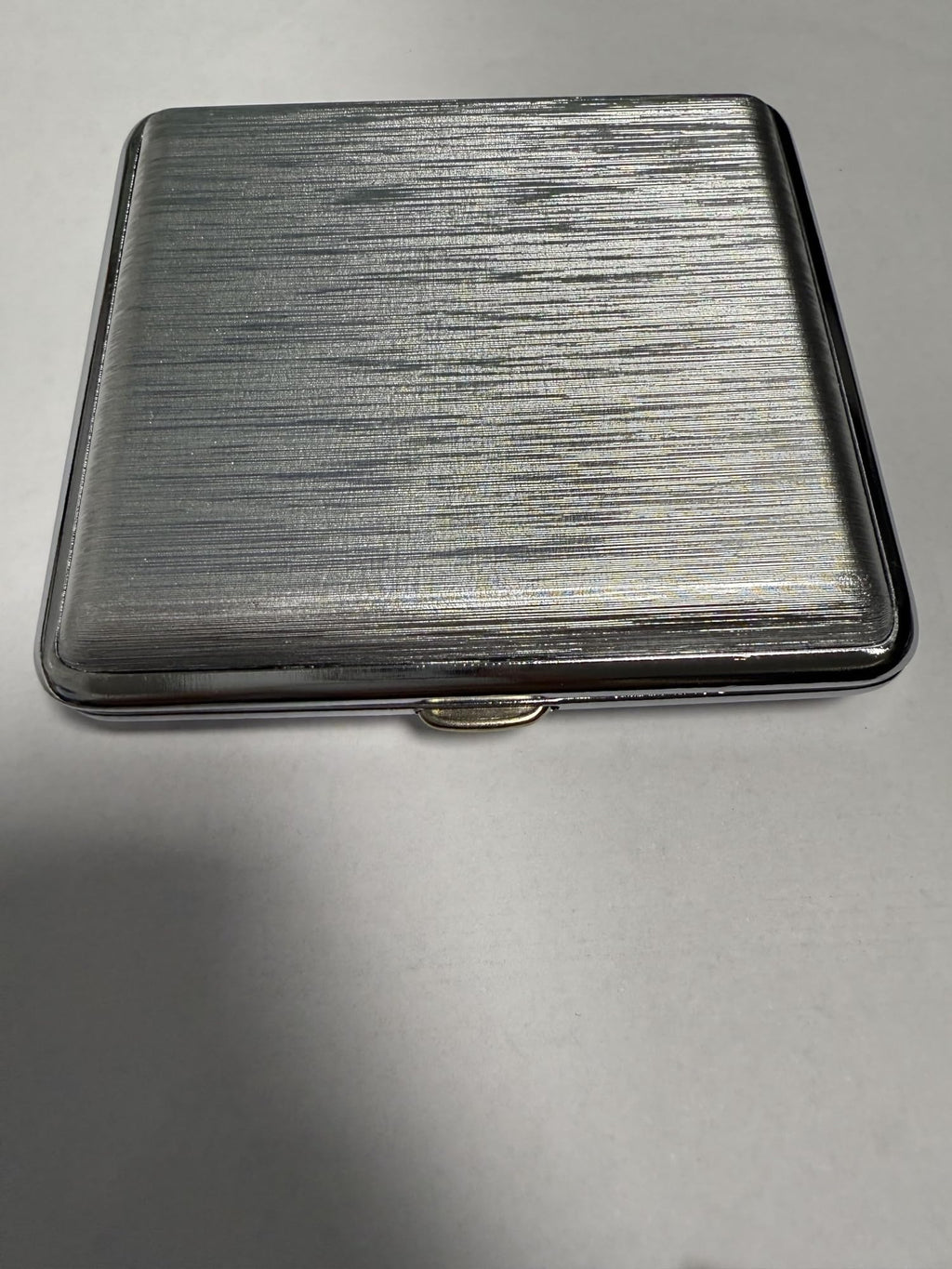 Étui à Cigarettes Métallique avec Texture Lignée, Boîtier de Rangement Compact avec Fermoir à Bouton-Poussoir