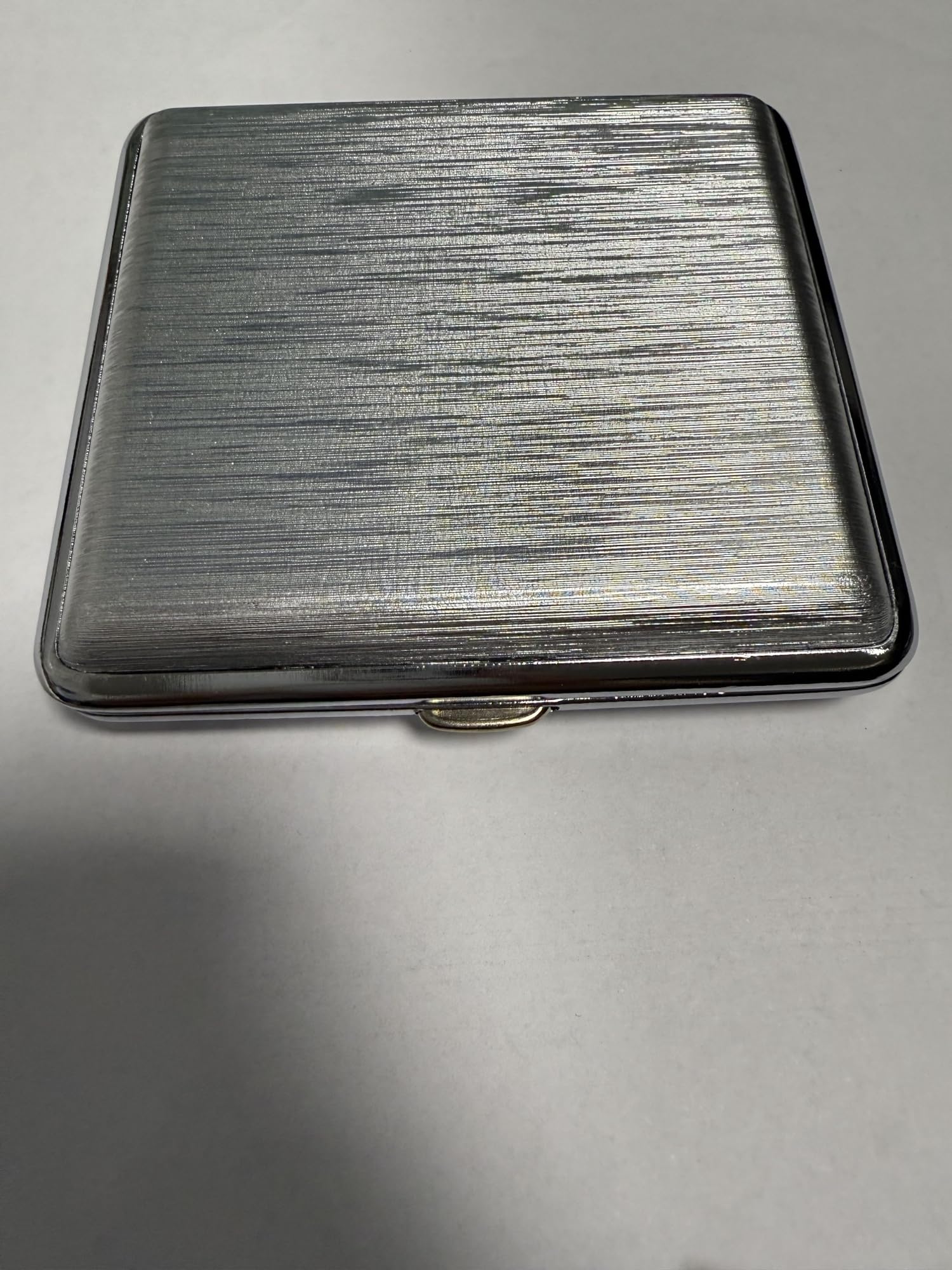 Étui à Cigarettes Métallique avec Texture Lignée, Boîtier de Rangement Compact avec Fermoir à Bouton-Poussoir