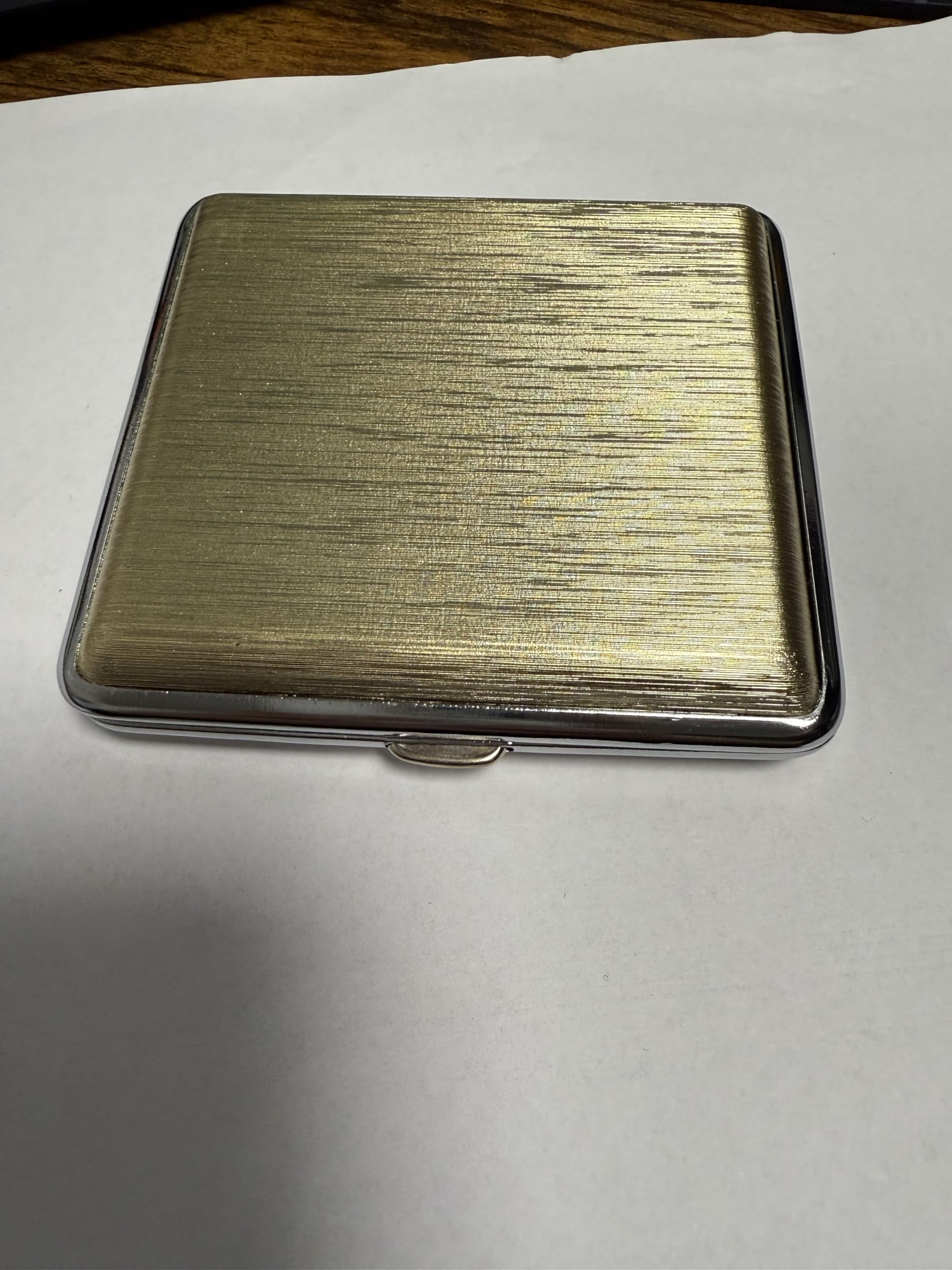 Étui à Cigarettes Métallique avec Texture Lignée, Boîtier de Rangement Compact avec Fermoir à Bouton-Poussoir