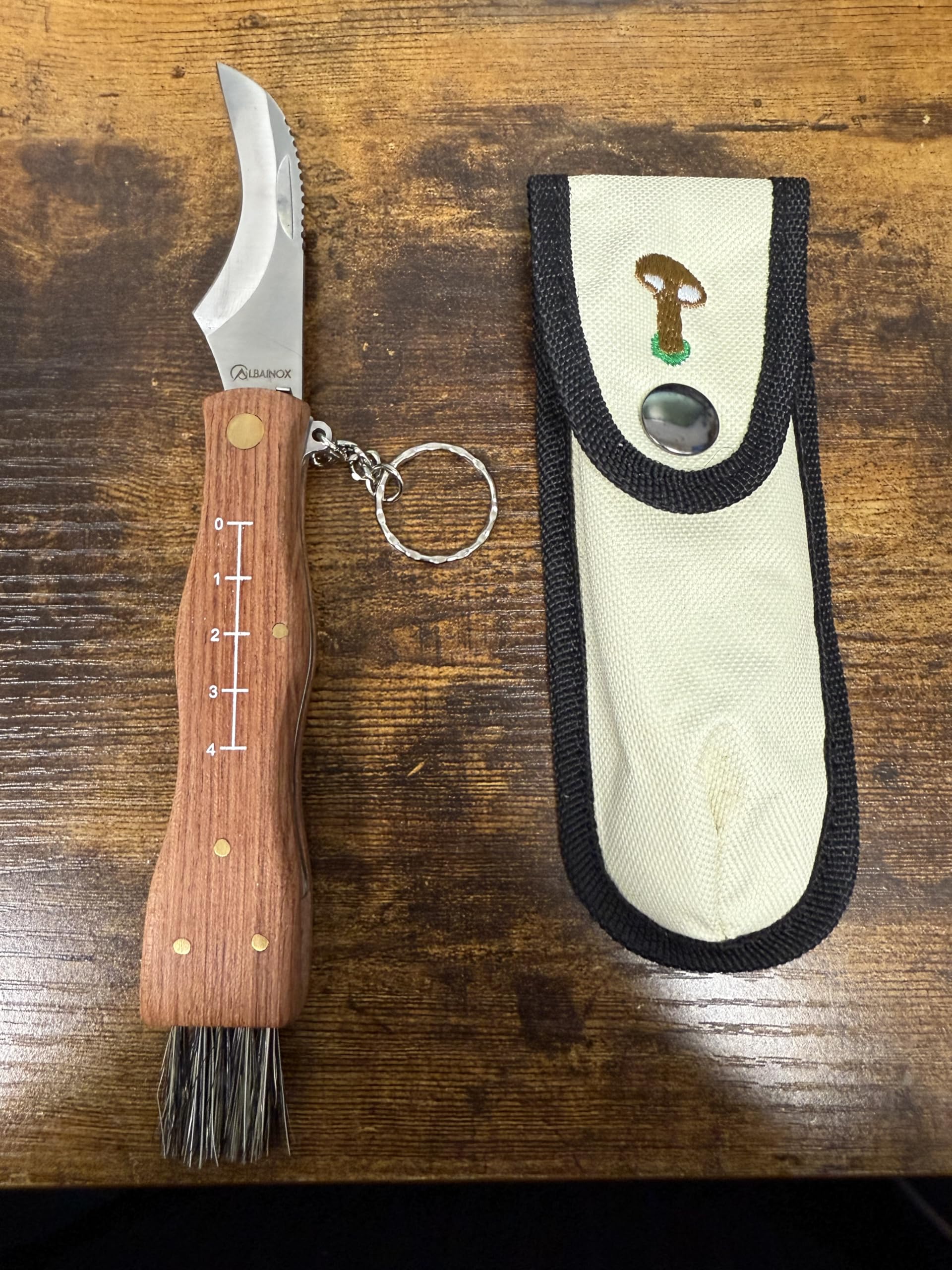 Couteau pour  champignons avec brosse et etui