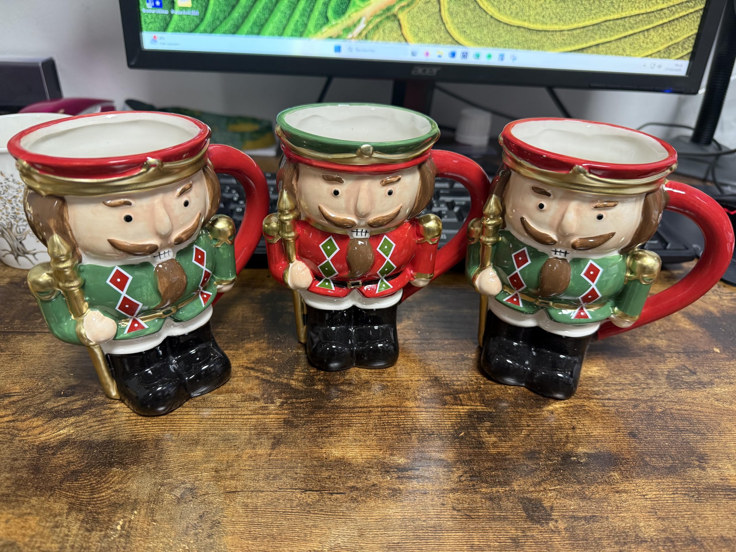 Tasse de Noël Casse-Noisette en Céramique, Design Festif avec Figurine en Costume Vert et Rouge, Mug Décoratif pour les Fêtes, Collection Hiver
